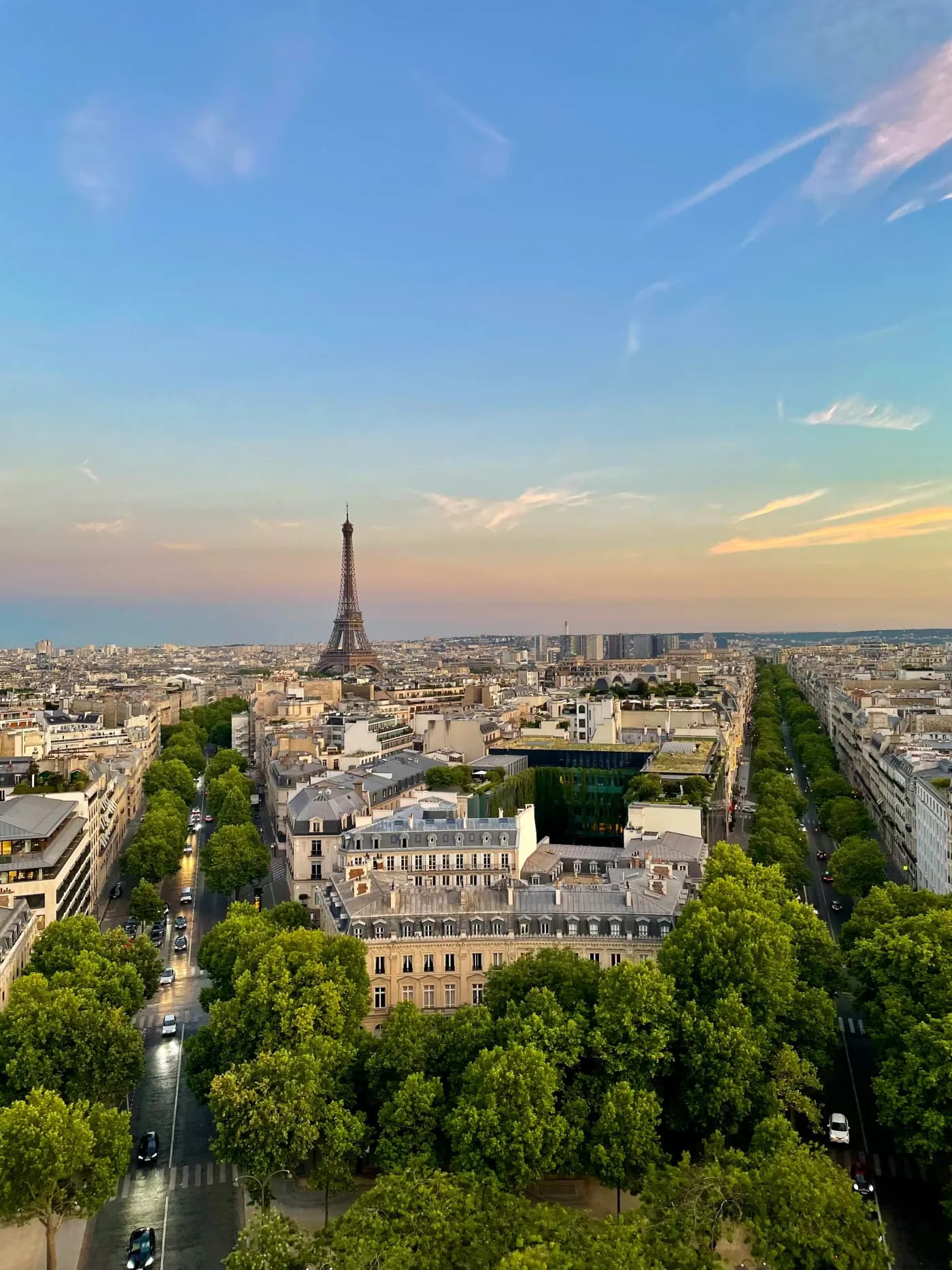 Vue de Paris et de la tour Eiffel au coucher du soleil