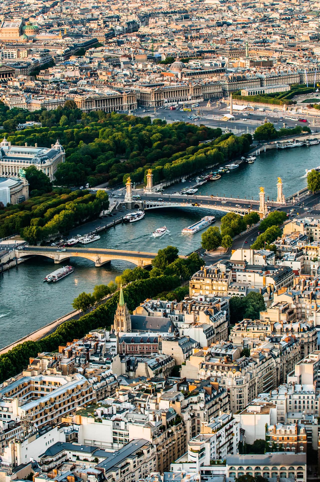 Vue aérienne de Paris : la Seine, le pont Alexandre III, le Grand Palais et la place de la Concorde, siège CONCILIUM au 14 Cité Griset, Paris XIe.