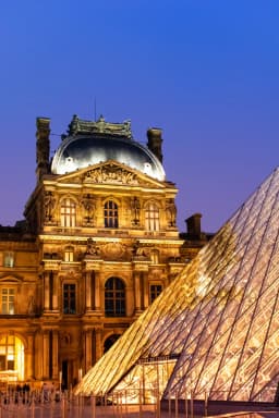 Le Louvre illuminé de nuit