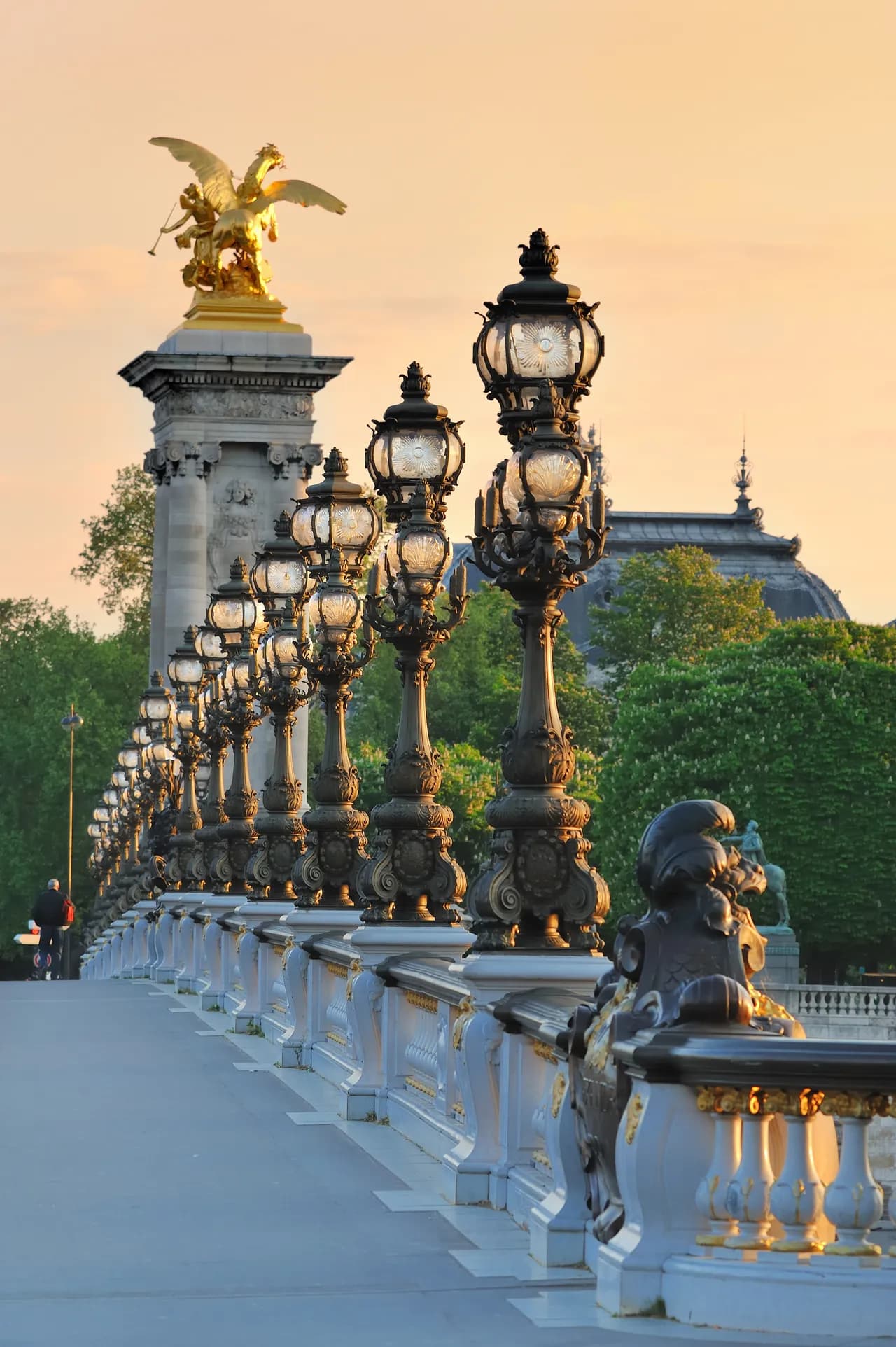 Les lampadaires dorés du pont Alexandre III au coucher du soleil, Paris