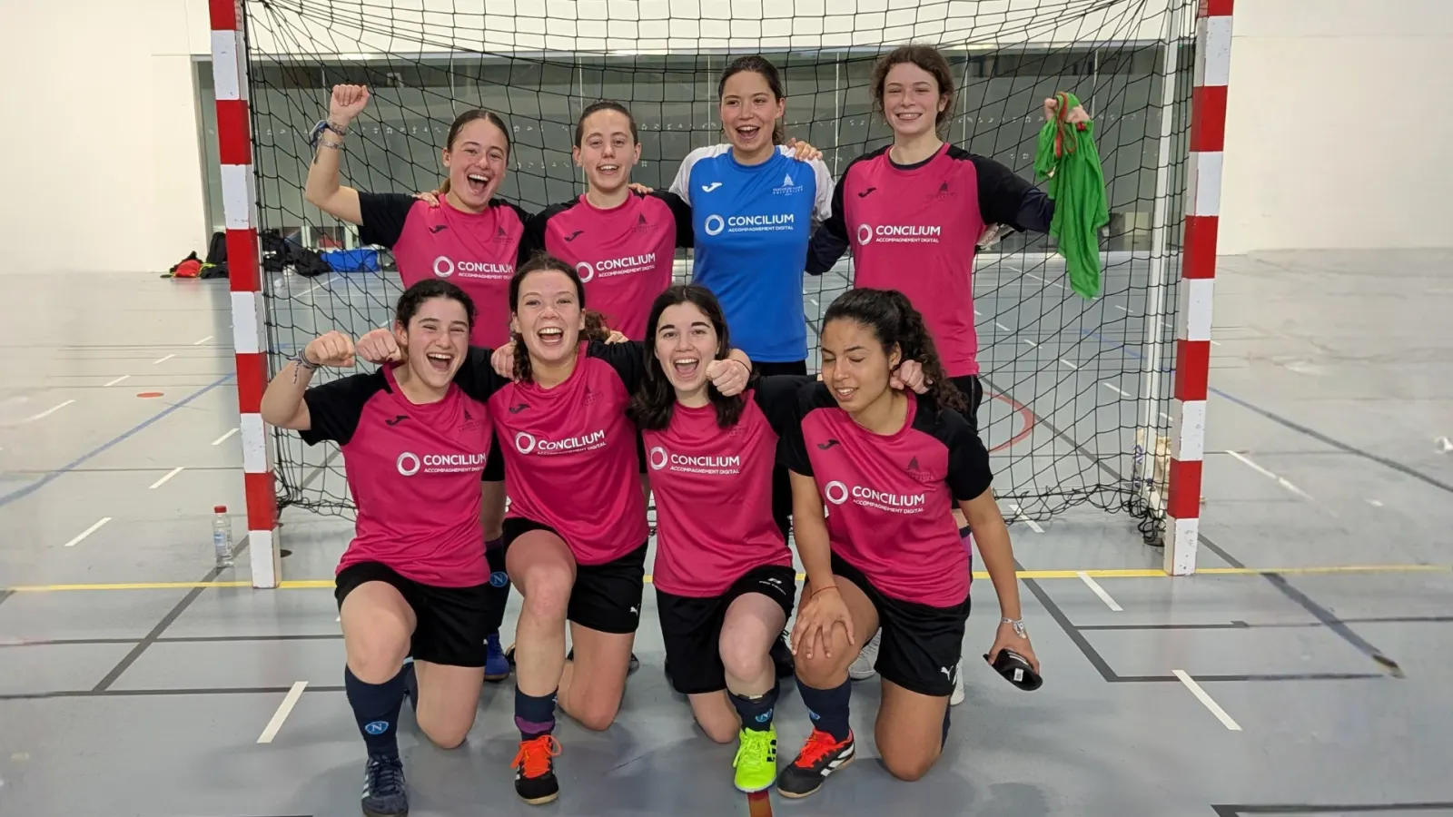 L'équipe féminine de football de Paris-Panthéon-Assas en maillots CONCILIUM
